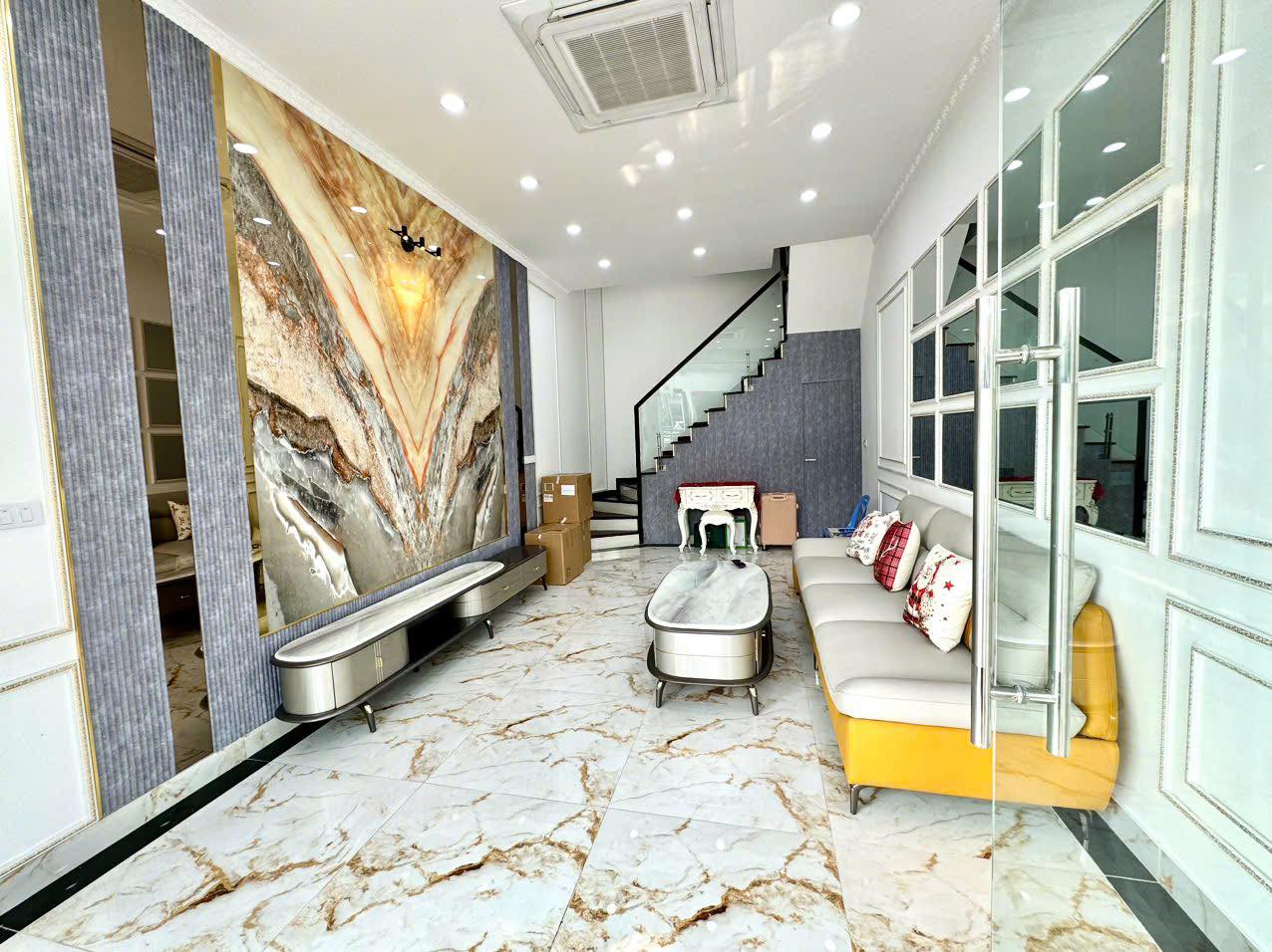 BÁN NHÀ VÕ THỊ SÁU  – CÓ THANG MÁY  – VF3 - 40M2 - 17.8 TỶ