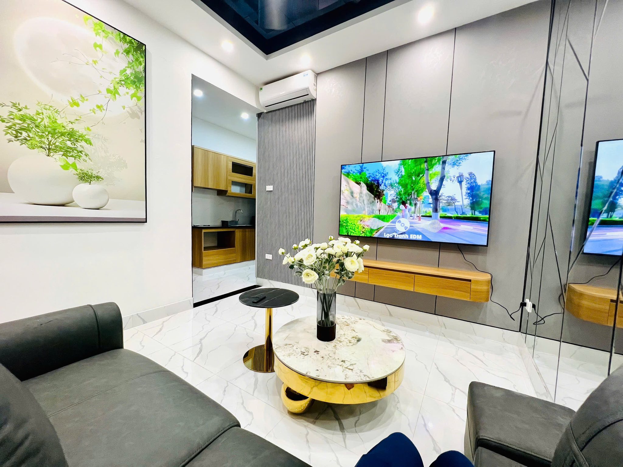 Tầng 2 TT Nguyễn Khánh Toàn 65m 2PN riêng, Nội thất đẹp, Ô tô vòng quanh, 3.98 Tỷ