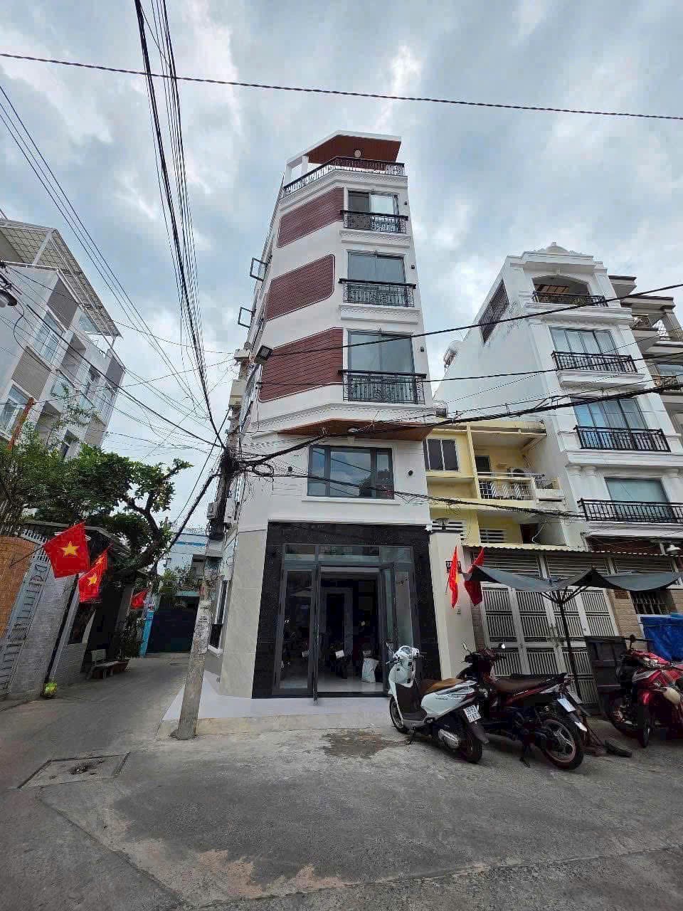 Nhà mới hoàn thiện, mới xuất hiện trên thi trường - Hoàng Hoa Thám, BT - 48m2 - KC 5 tầng (5PN