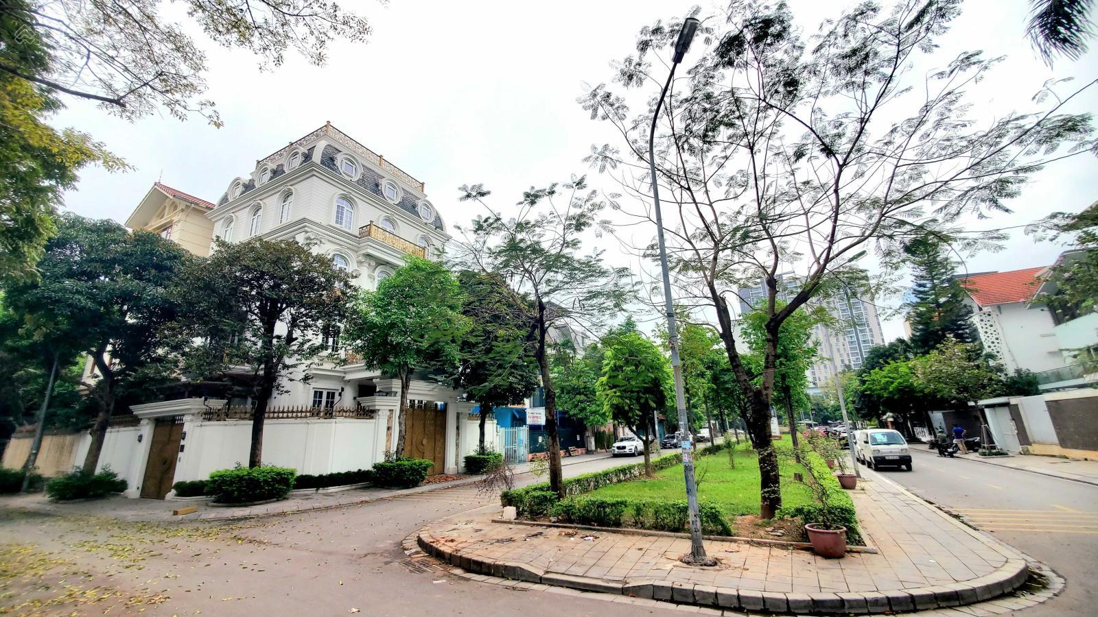 Độc nhất biệt thự bán đảo Linh Đàm có hồ điều hòa, DT 254m2, 10 phòng ngủ, giá chỉ 5x tỷ 5