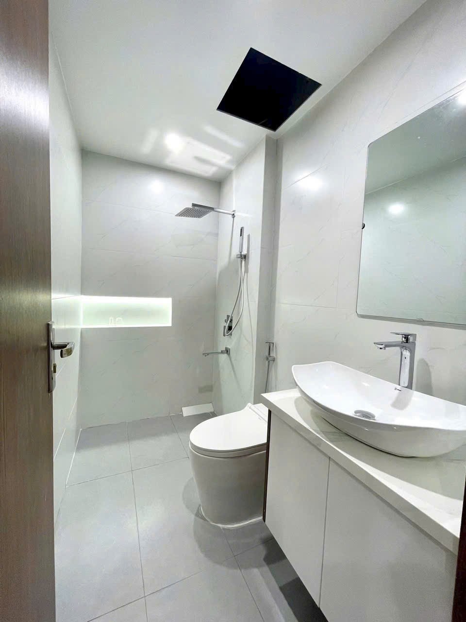 Bán nhà 4 tầng lô góc 2 mặt tiền Ngô Quyền, Hải Dương giá chỉ 4.x tỷ 5