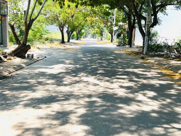 Cần Bán lô TĐC Đất Lành đường nhựa rộng 13m song song với Phong Châu. Con đường đẹp nhất khu, mát 2