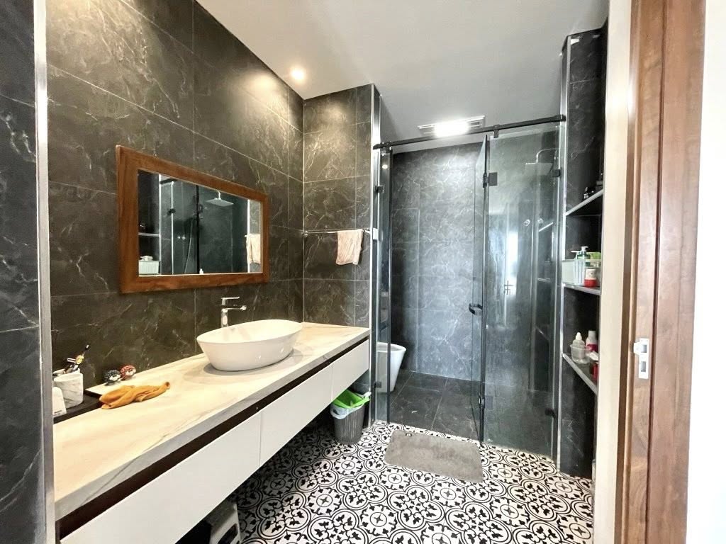 Bán biệt thự Linh Đàm, đường Nguyễn Hữu Thọ. Diện tích 200m2. Giá 70 tỷ. Sát quán nhậu tự do 3
