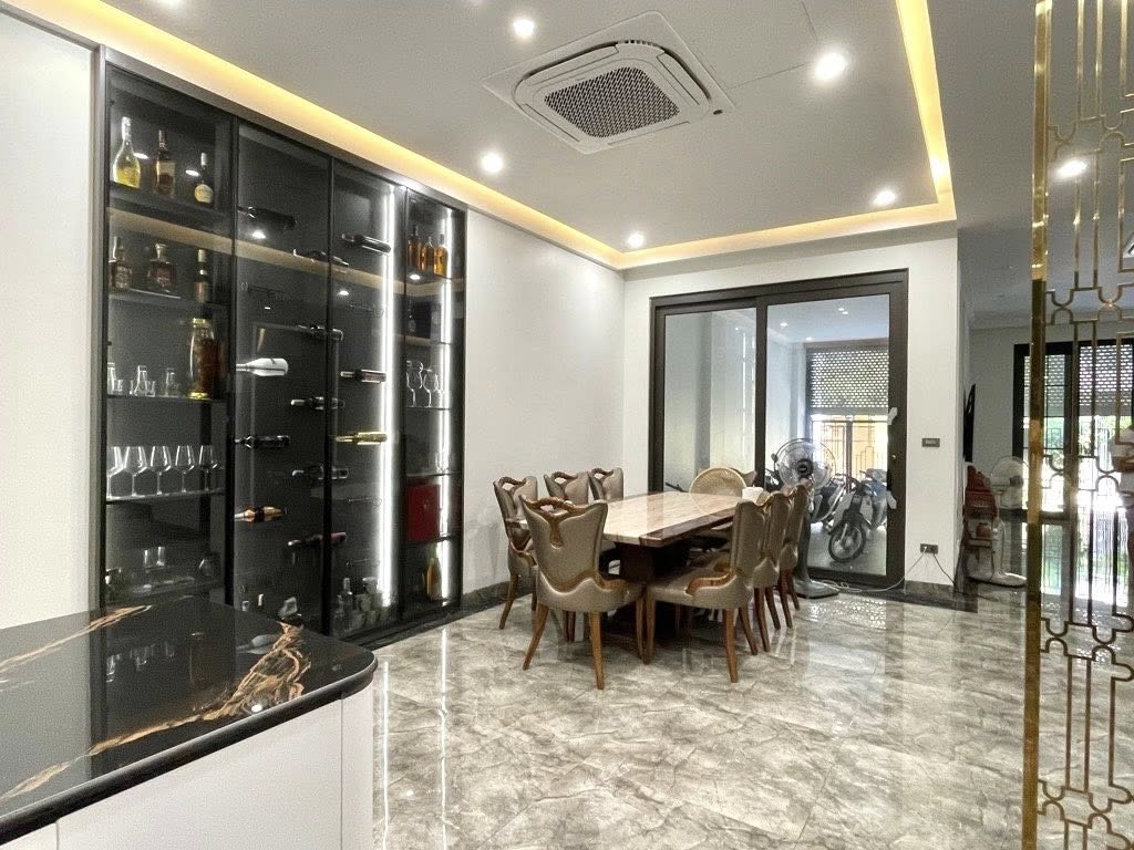 Bán biệt thự Linh Đàm, đường Nguyễn Hữu Thọ. Diện tích 200m2. Giá 70 tỷ. Sát quán nhậu tự do 2