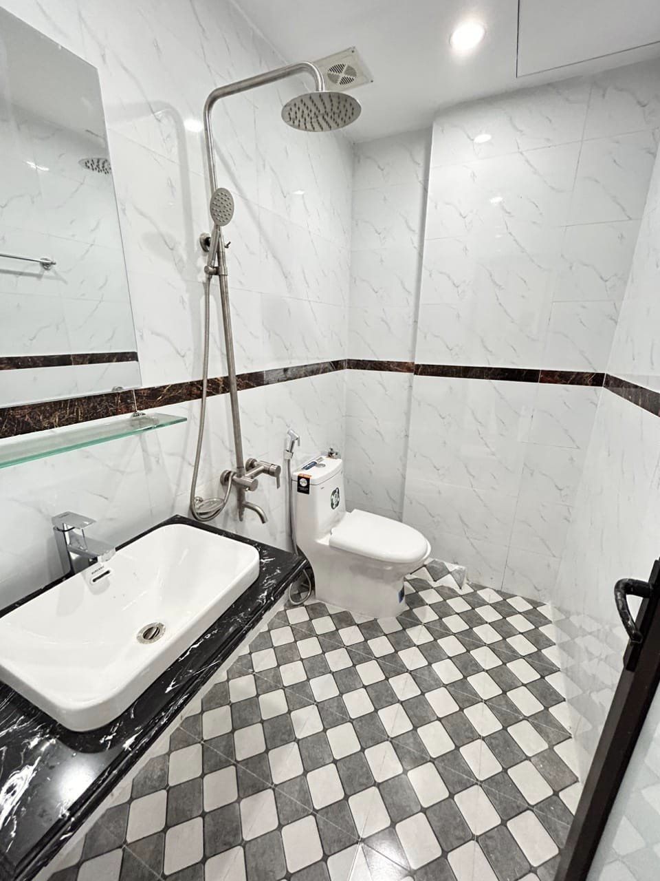 Bán nhà cạnh UB xã Kim Chung, Hoài Đức. Nhà 30m2 xây 5 tầng. Ngõ thoáng cạnh chợ trạm Y Tế 5