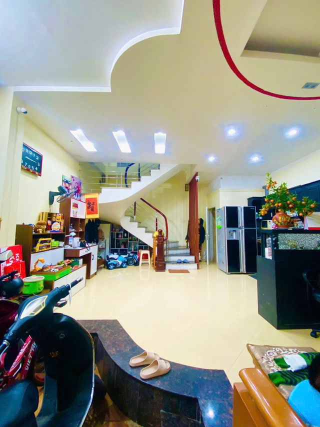 BÁN NHÀ RIÊNG PHỐ Ngô Gia Tự dân xây kiên cố 46 m2,X  4 Tầng mặt tiền  5.8m,7.5 tỷ Long Biên. 3