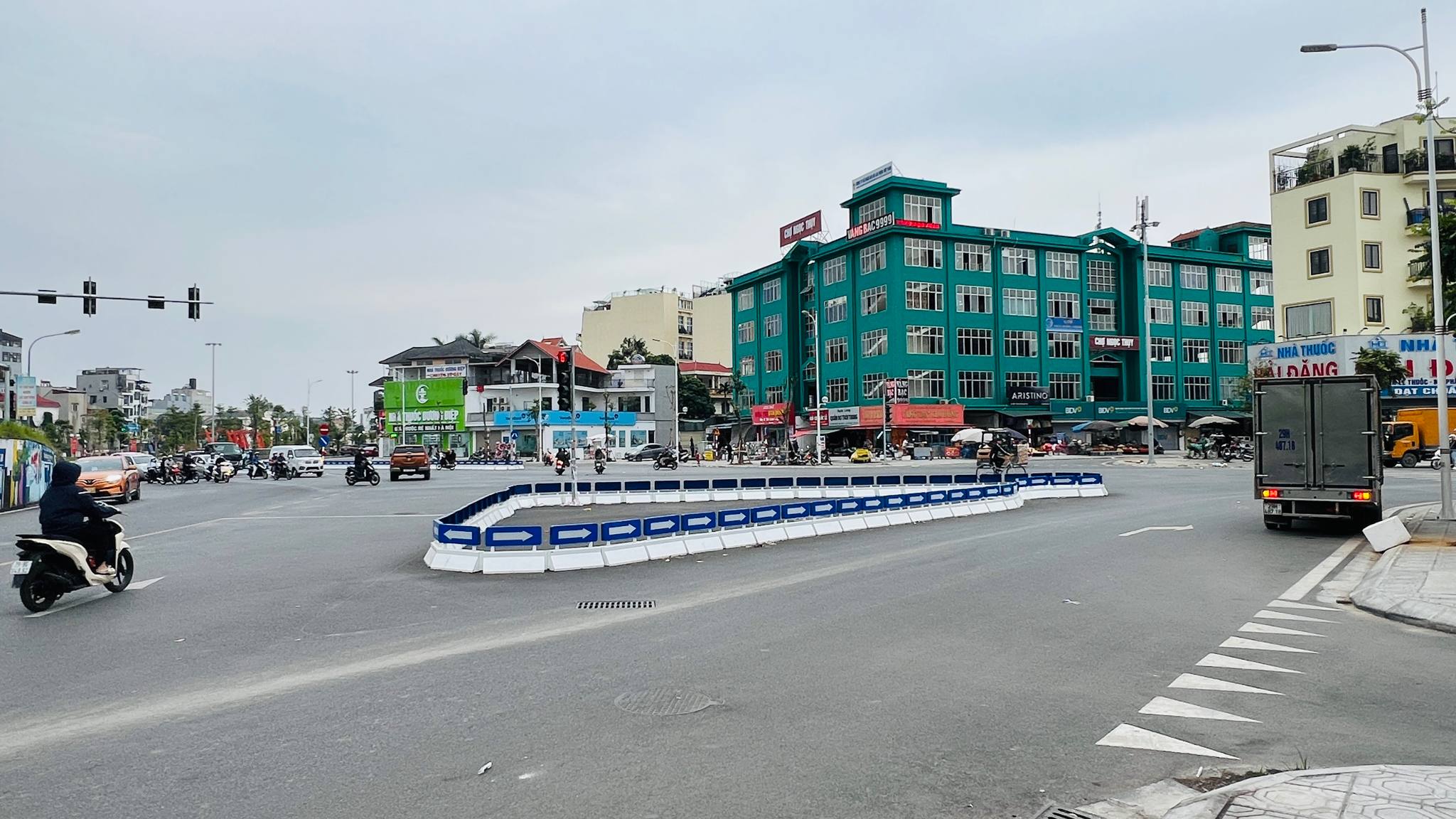 biệt thự mini Ngọc Thuỵ, 120m x 3 tầng, mặt tiền 6m, sân vườn tiểu cảnh, ôtô vào nhà 2