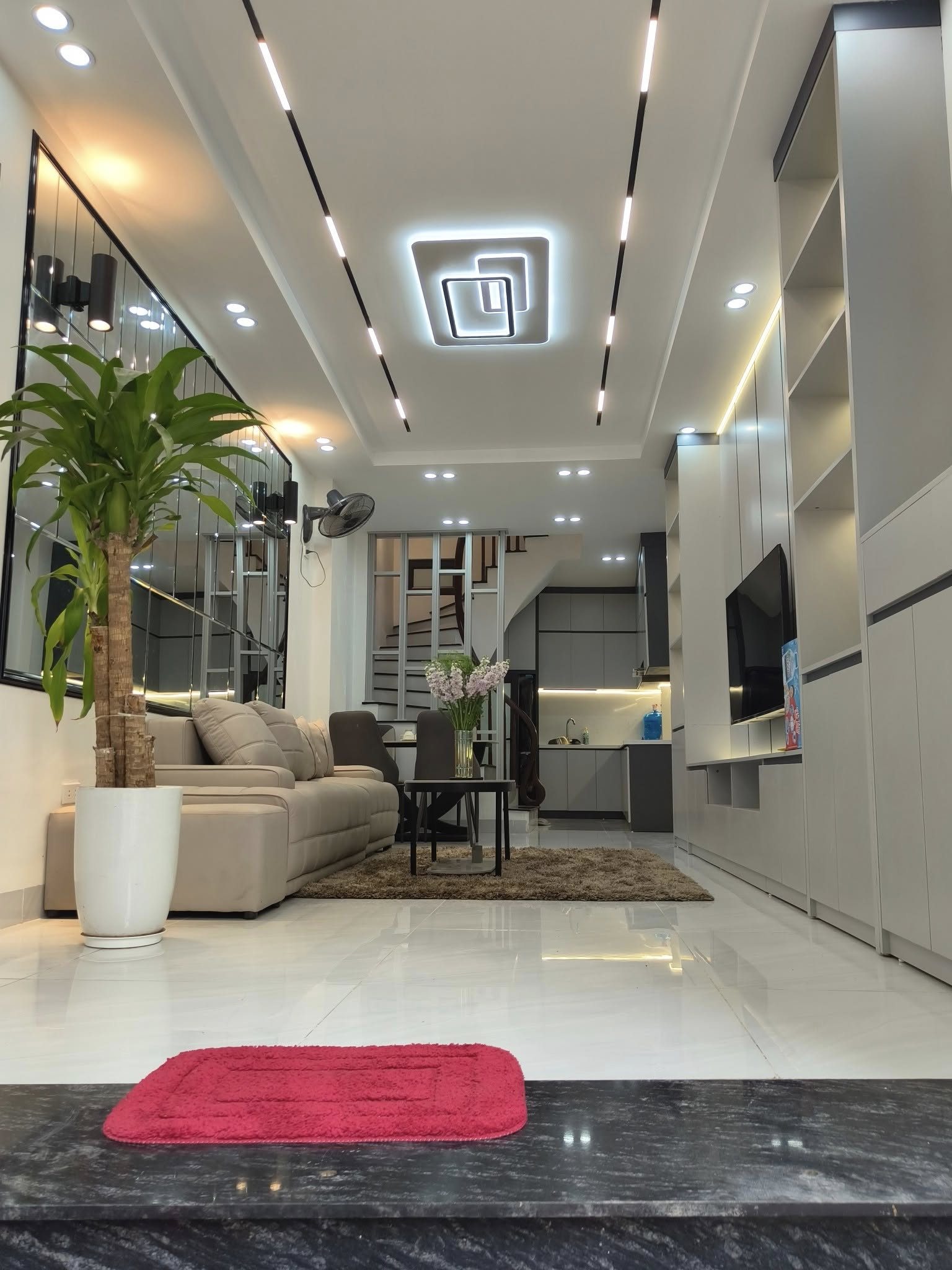 Cho thuê nhà tập thể tầng 3 Kim Liên, Đống Đa 73m giá 10tr gần Vincom Phạm Ngọc Thạch