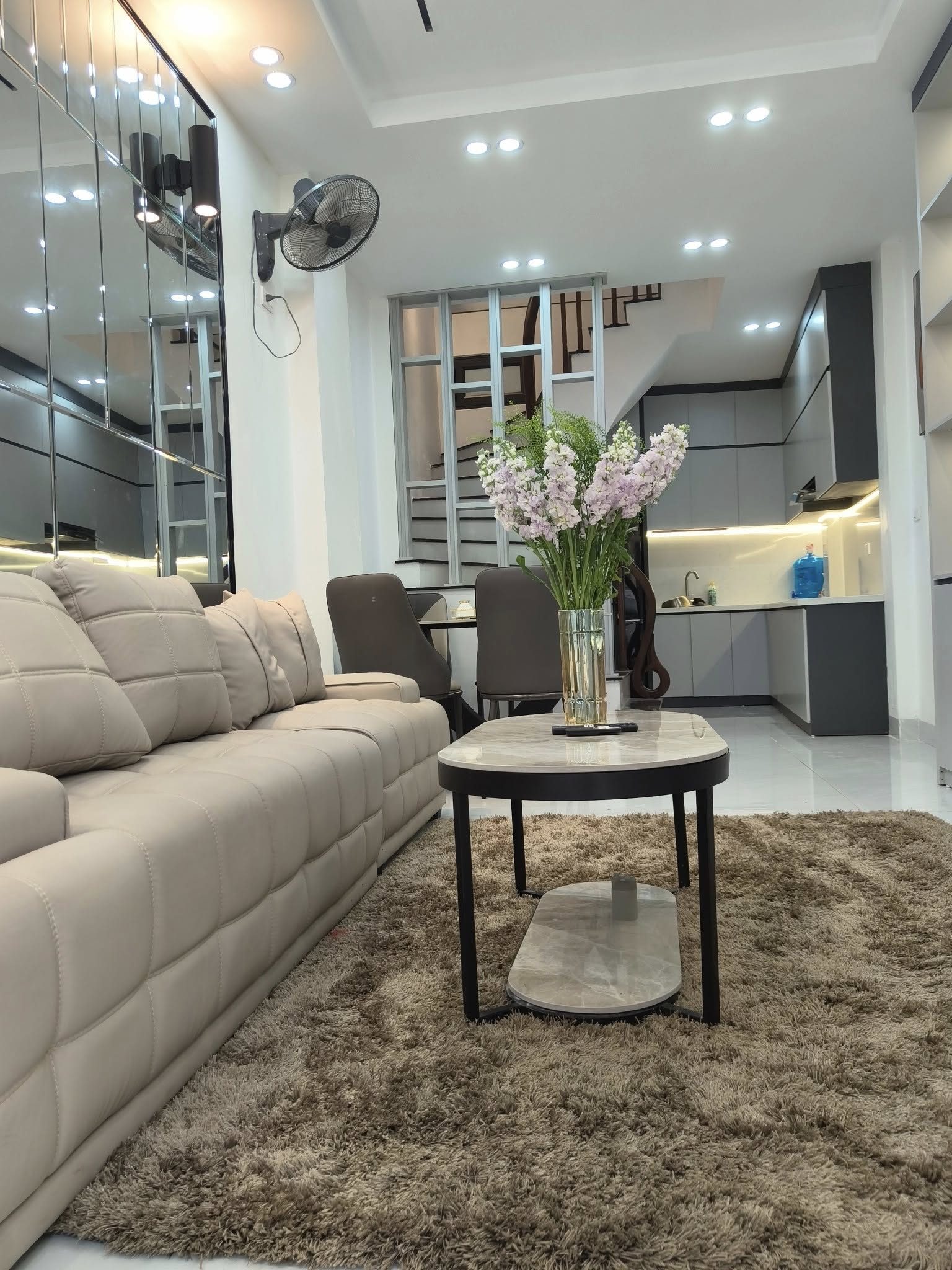 Cho thuê nhà tập thể tầng 3 Kim Liên, Đống Đa 73m giá 10tr gần Vincom Phạm Ngọc Thạch 2