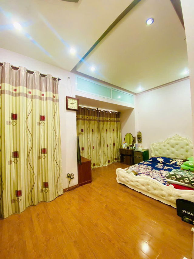 BÁN NHÀ RIÊNG PHỐ Ngô Gia Tự dân xây kiên cố 46 m2,X  4 Tầng mặt tiền  5.8m,7.5 tỷ Long Biên. 5