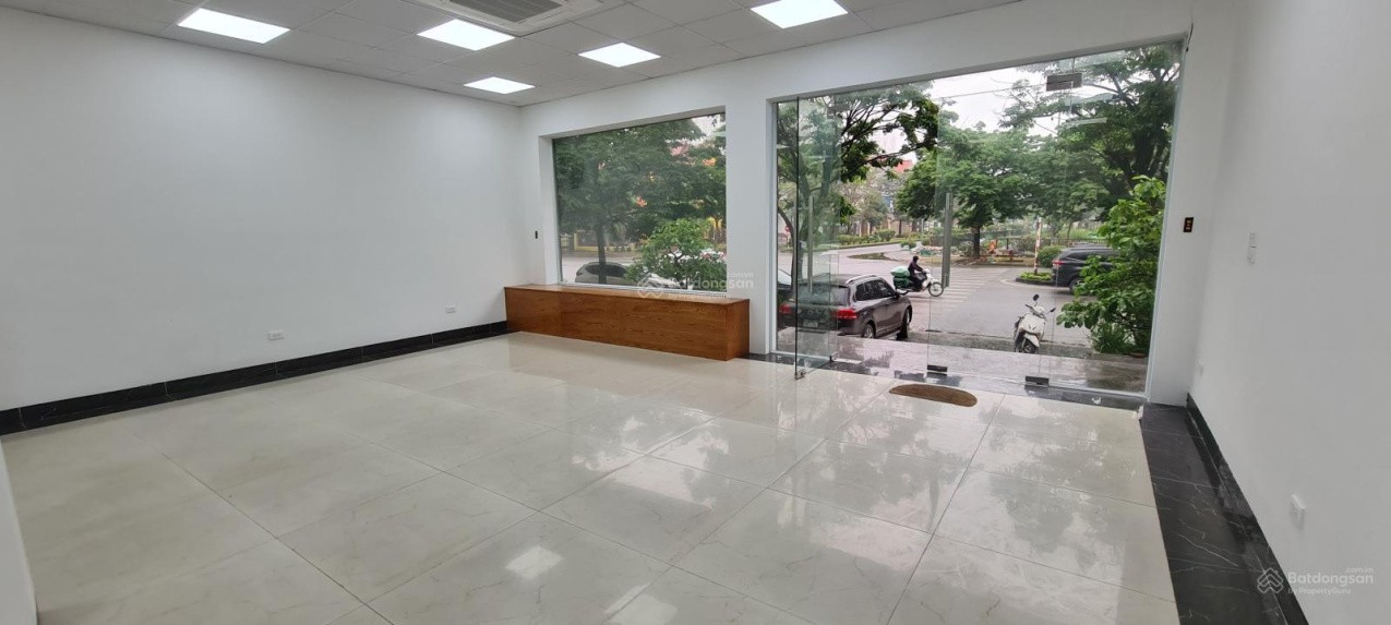 Cho thuê biệt thự căn góc KĐT Thành phố Giao Lưu, 200m2, 4 tầng, đã hoàn thiện nội thất, giá thỏa 2