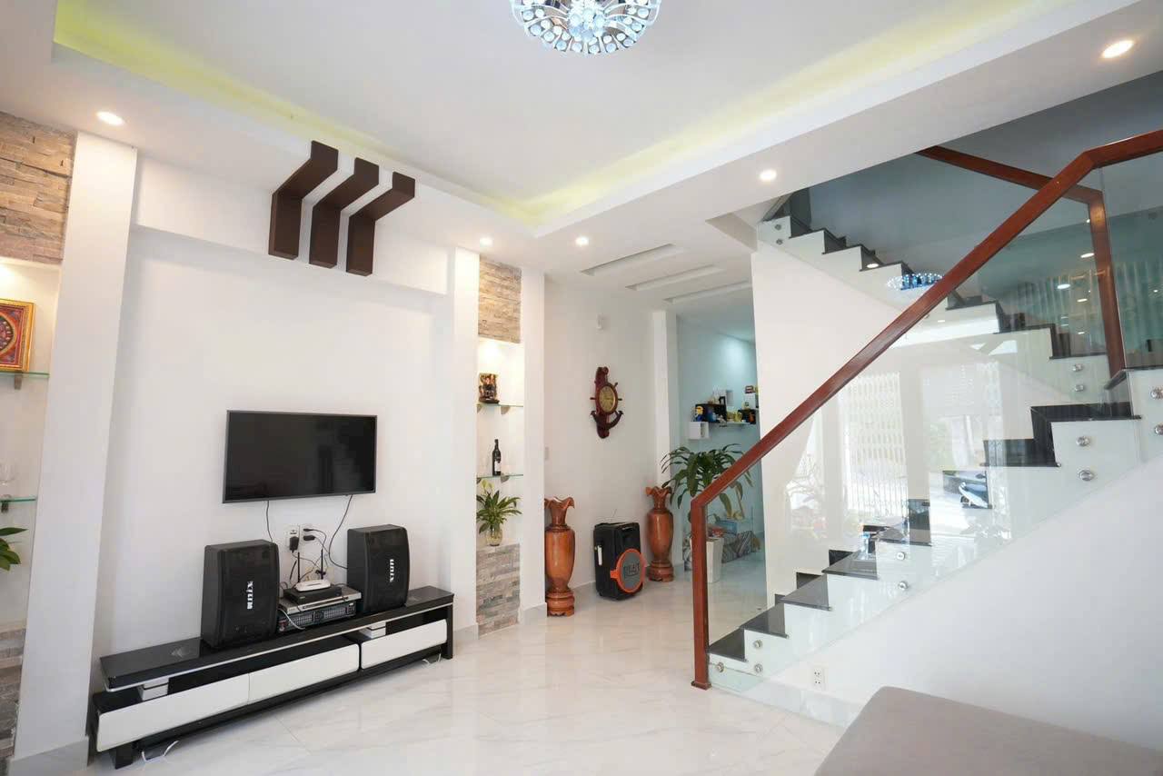 CẦN BÁN NHÀ ĐANG CHO THUÊ LÀM HOMESTAY Mặt tiền đường nhựa Cổ Loa, Phường 2, Đà Lạt