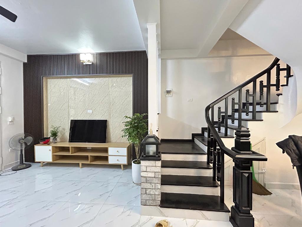 Bán nhà 45m2 đường Mỹ Đình, 1 nhà ra oto, Gần phố, Mặt tiền rộng, Nhà đẹp full nội thất ở luôn 2