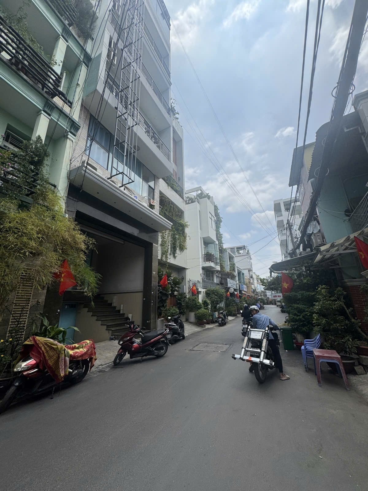 BÙI HỮU NGHĨA - HẺM XE TẢI 7 TẦNG THANG MÁY - 10 PN DÒNG TIỀN 70TR/THÁNG - GIÁ 19.7T 2