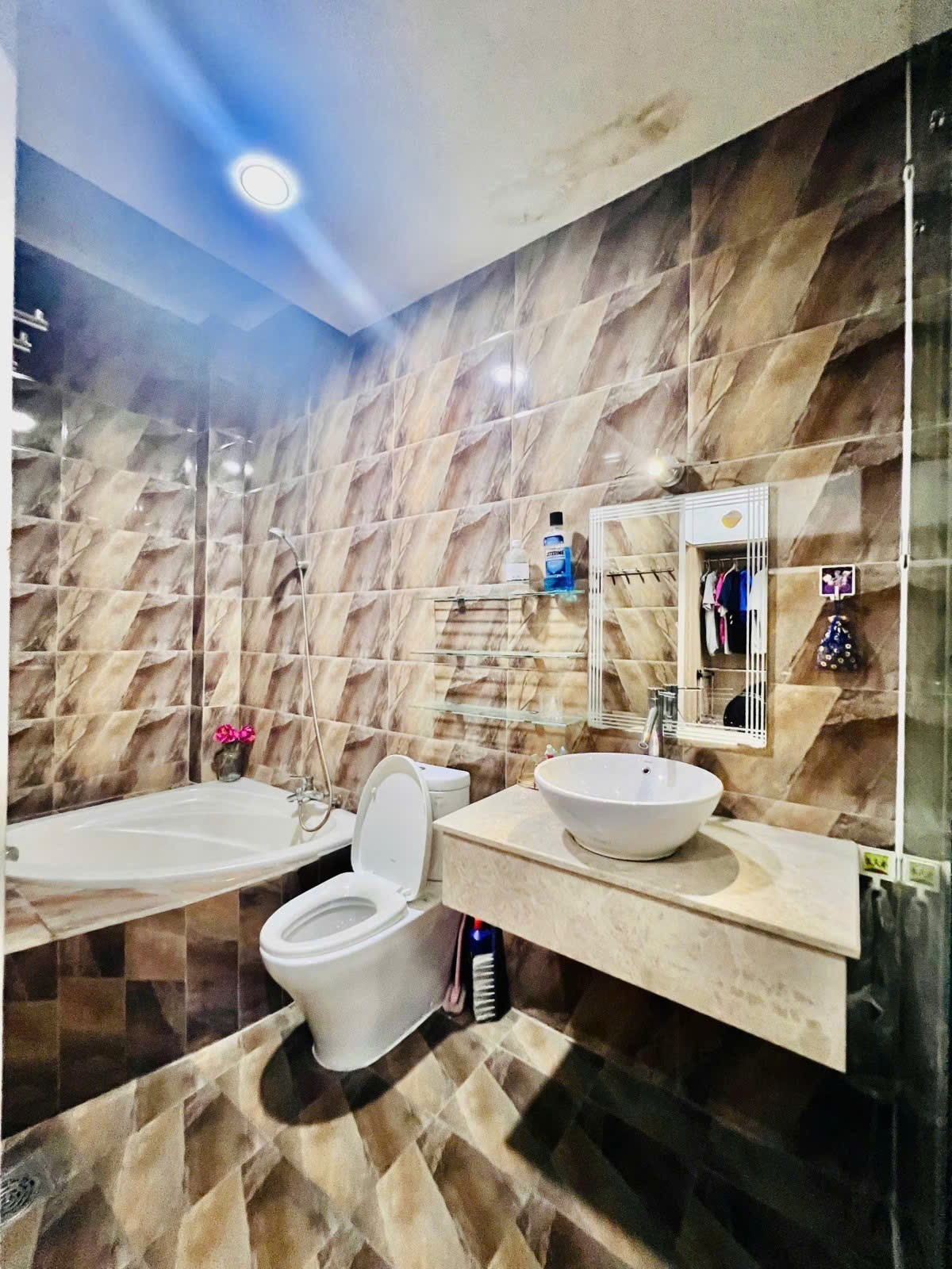 NHÀ RỘNG 135m2 SÁT PHẠM VĂN ĐỒNG - NGANG KHỦNG 9m x DÀI 15m - GIÁ CHỈ 12.2T 9