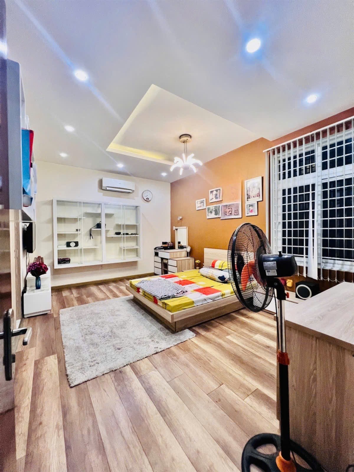 NHÀ RỘNG 135m2 SÁT PHẠM VĂN ĐỒNG - NGANG KHỦNG 9m x DÀI 15m - GIÁ CHỈ 12.2T 8