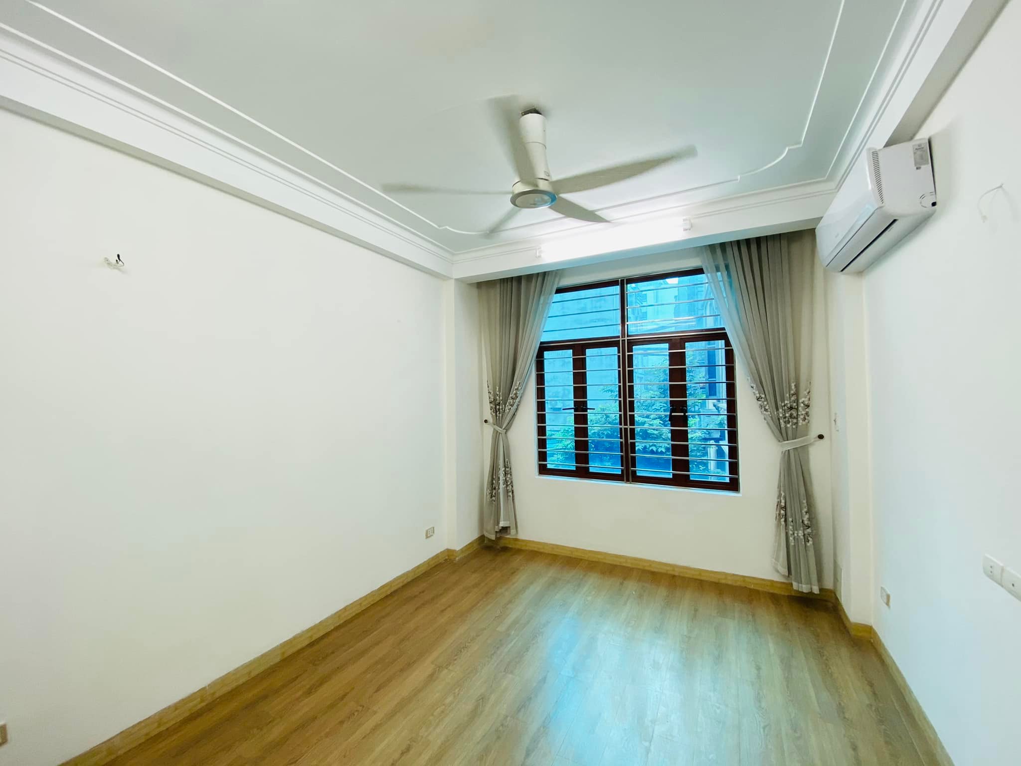 Bán nhà 42m2 phố Trung Kính chỉ nhỉnh 9 tỷ, Gần oto, Ngõ rộng thoáng, An sinh tốt, Ở hoặc cho thuê 4