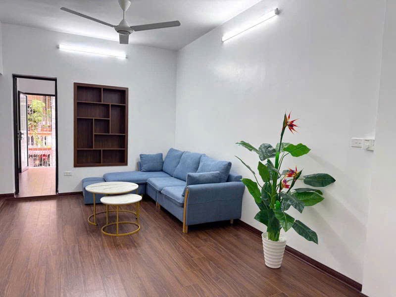 Bán căn hộ tập thể tầng 3, Nghĩa Tân, 68m2, 2 ngủ, căn góc, ô tô vào được, 3 tỷ 50 2