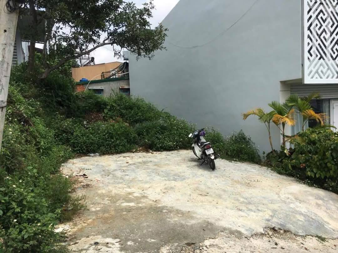 Cần tiền Bán gấp Đất XD sổ riêng đường Nguyễn Trung Trực, P4, Đà Lạt 110m2 giá 5.1 tỷ 2