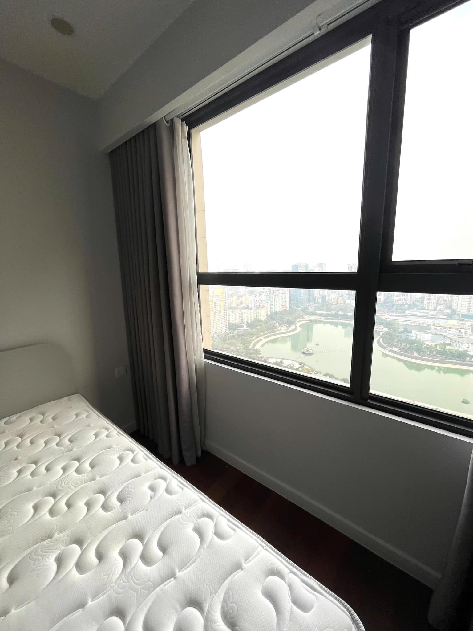 Cần bán căn VIEW HỒ Vinhomes D'Capitale 3PN full đồ - SHLD 3