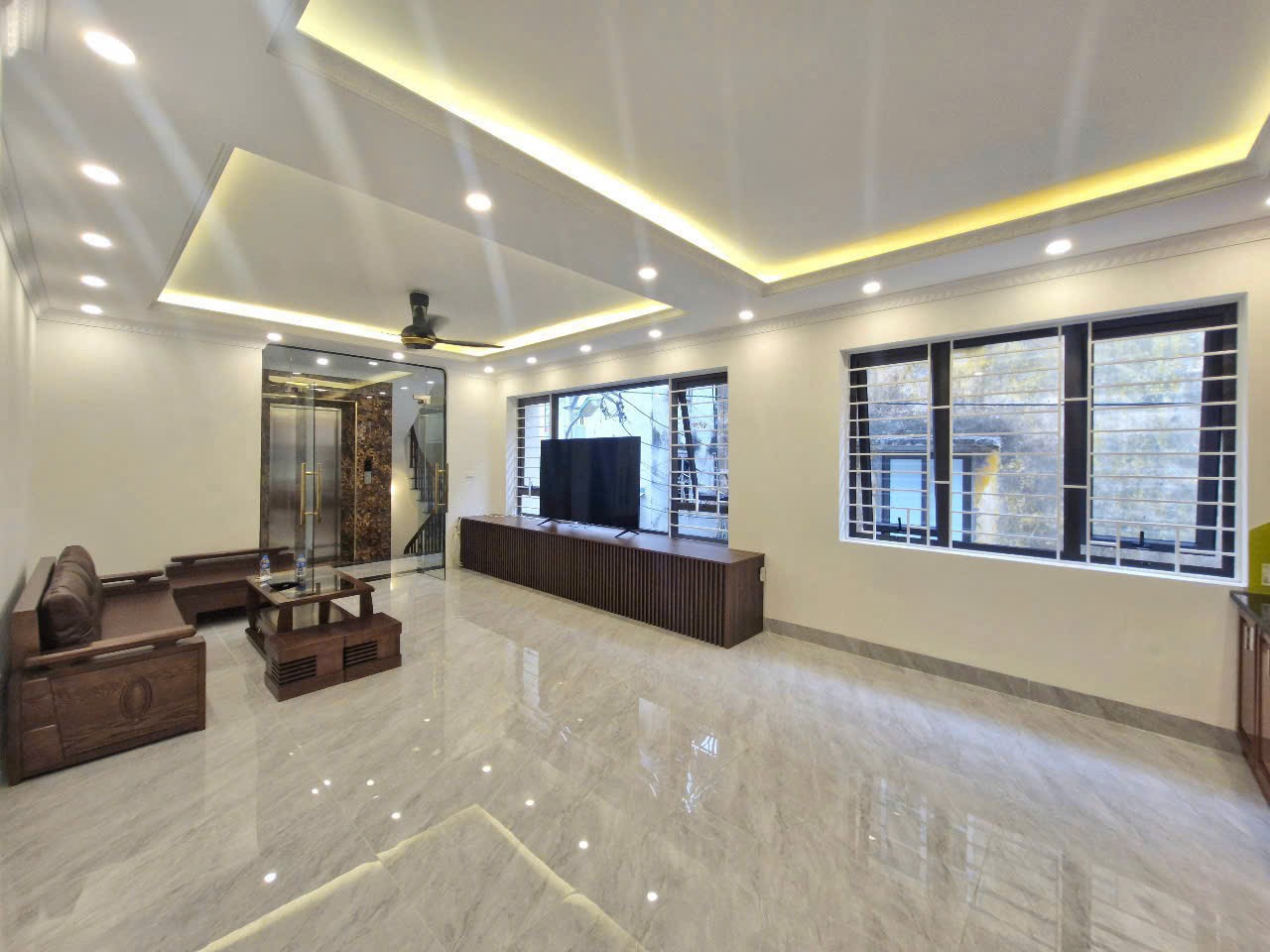 Chính chủ bán 59,3m2 nhà 6 tầng thang máy, ô tô vào, full nội thất xịn, gần hồ Thạch Bàn