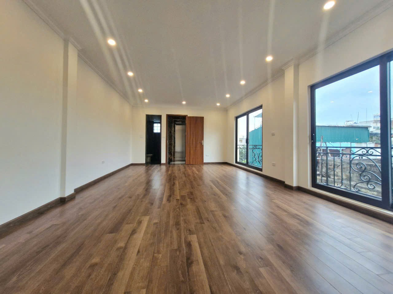 Chính chủ bán 59,3m2 nhà 6 tầng thang máy, ô tô vào, full nội thất xịn, gần hồ Thạch Bàn 3
