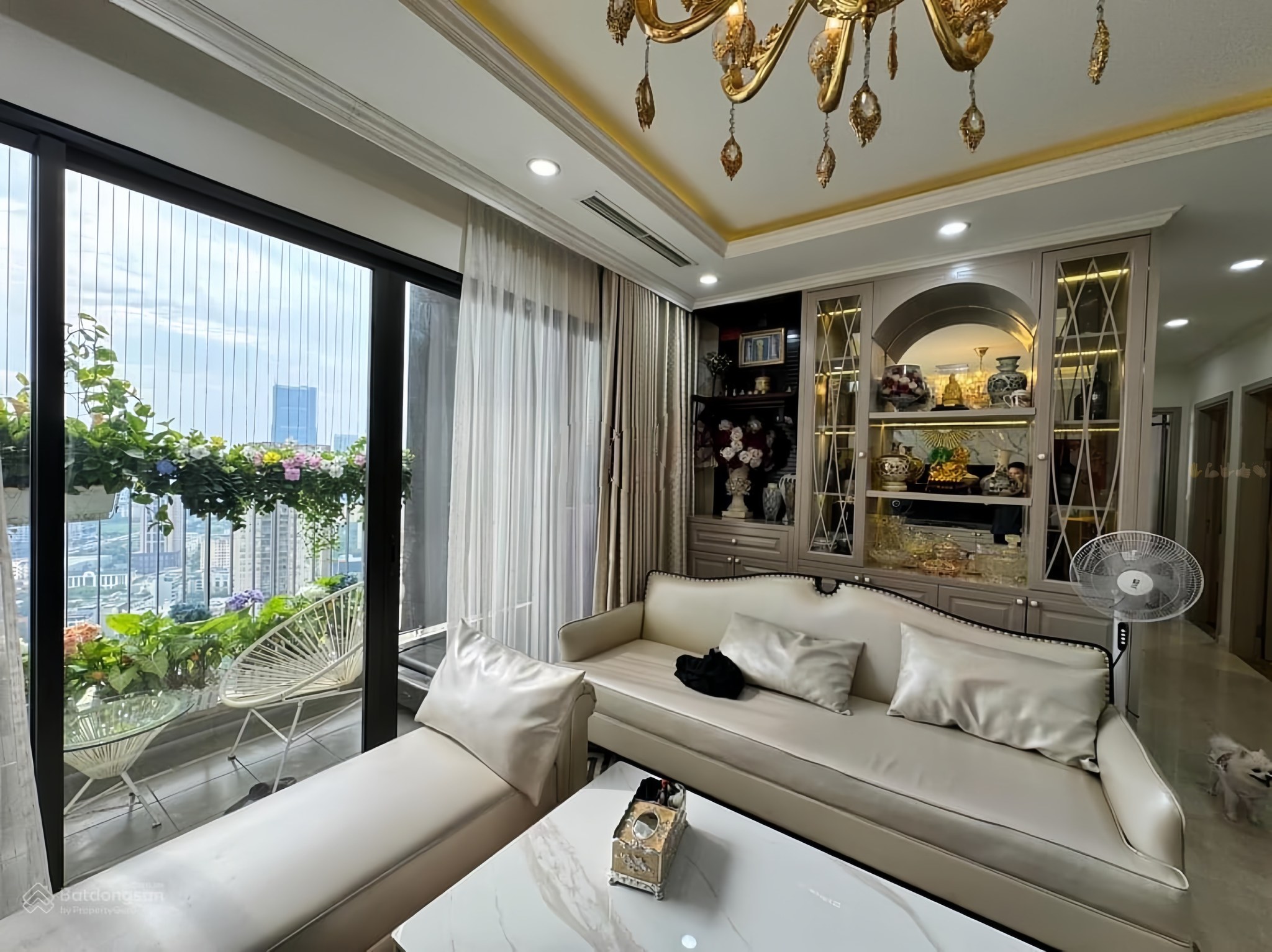 Bán gấp căn hộ Vinhomes D'Capitale 3PN - full đồ - giá 8.9 tỷ 3