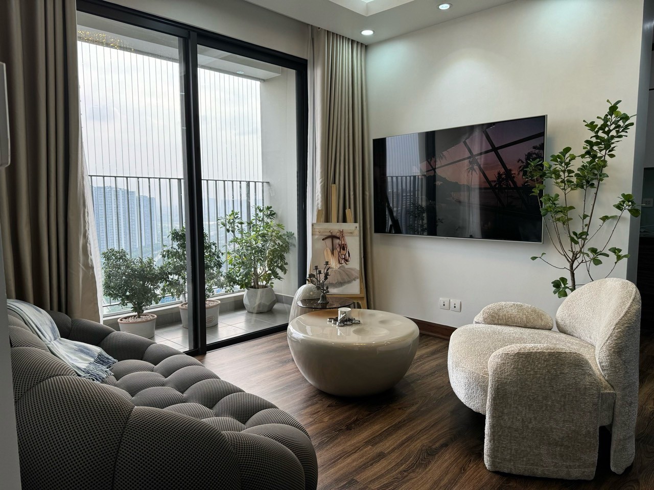Cần bán căn hộ 3PN tại Vinhomes D'capitale, tầng trung chỉ 8.5 tỷ
