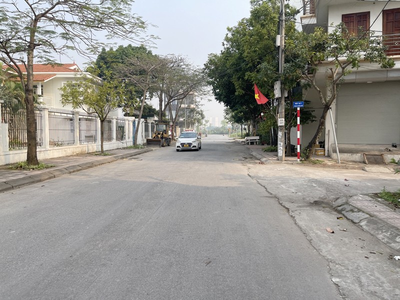 Lô góc 122,6m2 đất đấu giá phường Cự Khối - Mặt phố Hoa Động đường rộng 17m, ngay cạnh trường học