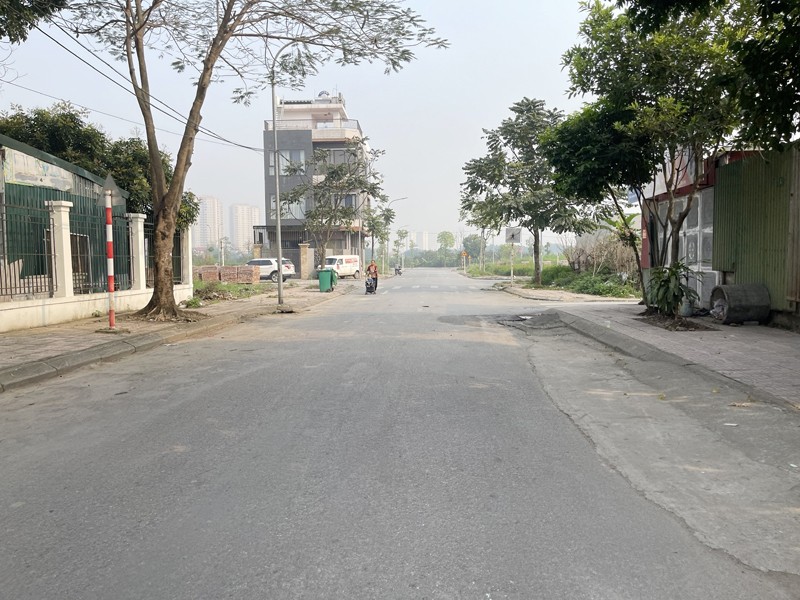 Lô góc 122,6m2 đất đấu giá phường Cự Khối - Mặt phố Hoa Động đường rộng 17m, ngay cạnh trường học 2