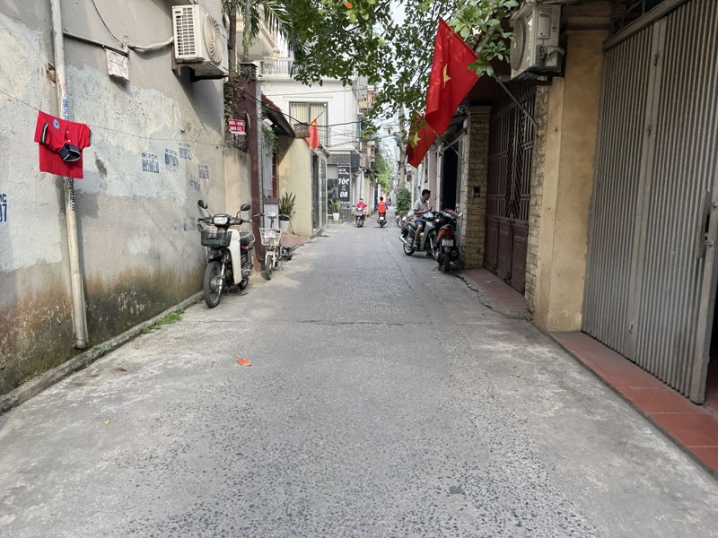 Bán nhà 3 mặt thoáng DT: 47,6m2, 3 tầng cũ tại Vũ Xuân Thiều, Sài Đồng. Đường thông xe ô tô 7 chỗ