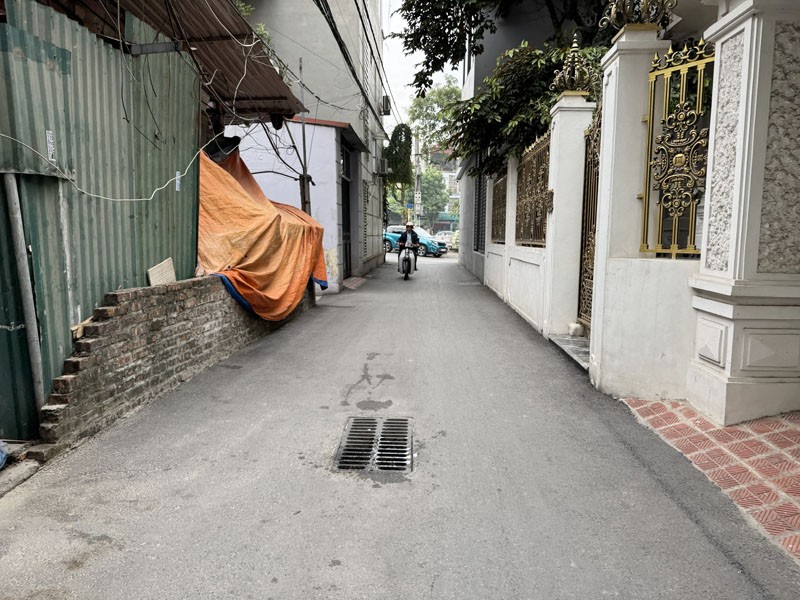 Bán nhà 3 mặt thoáng DT: 47,6m2, 3 tầng cũ tại Vũ Xuân Thiều, Sài Đồng. Đường thông xe ô tô 7 chỗ 3