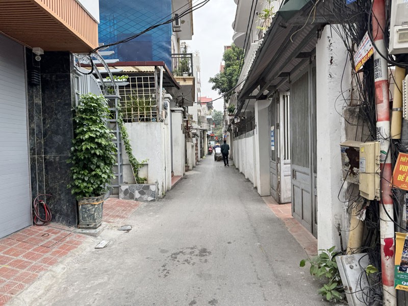 Bán nhà 3 mặt thoáng DT: 47,6m2, 3 tầng cũ tại Vũ Xuân Thiều, Sài Đồng. Đường thông xe ô tô 7 chỗ 4