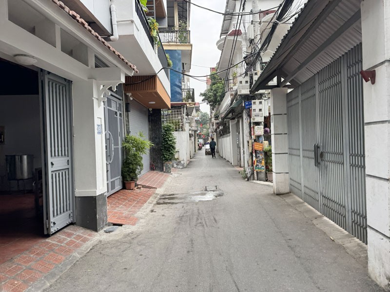 Bán nhà 3 mặt thoáng DT: 47,6m2, 3 tầng cũ tại Vũ Xuân Thiều, Sài Đồng. Đường thông xe ô tô 7 chỗ 5