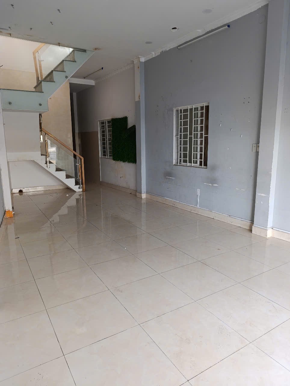 Cho thuê nhà 1 trệt 2 lầu gần siêu thị Coopmart, mặt tiền kinh doanh. 4
