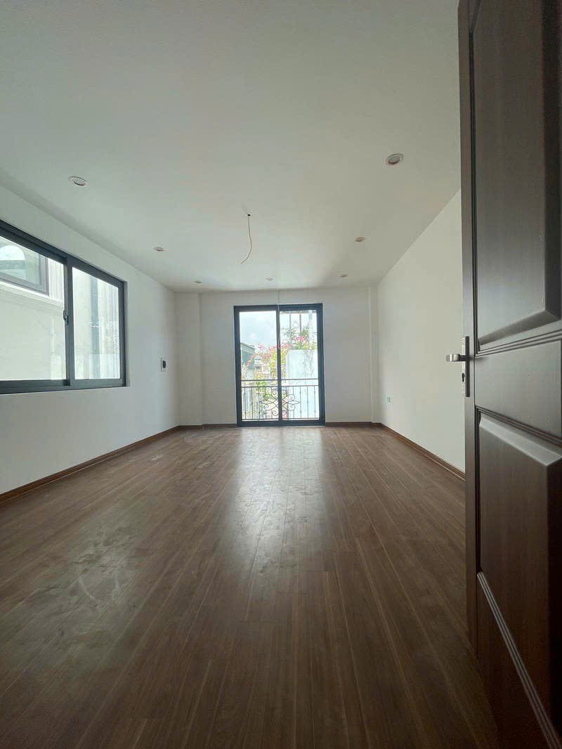 Cần bán nhà gấp phố Hồng Hà, có sân để xe, nhà thoáng, tiện ích đa dạng. 3