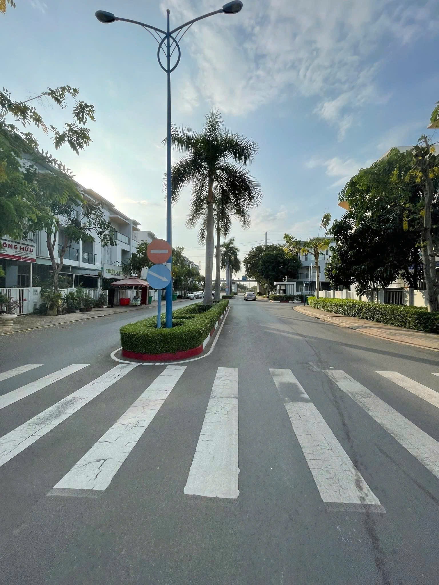 Cần bán Nhà mặt tiền Phường Phú Hữu, Quận 9, Diện tích 130m², Giá Thương lượng 6