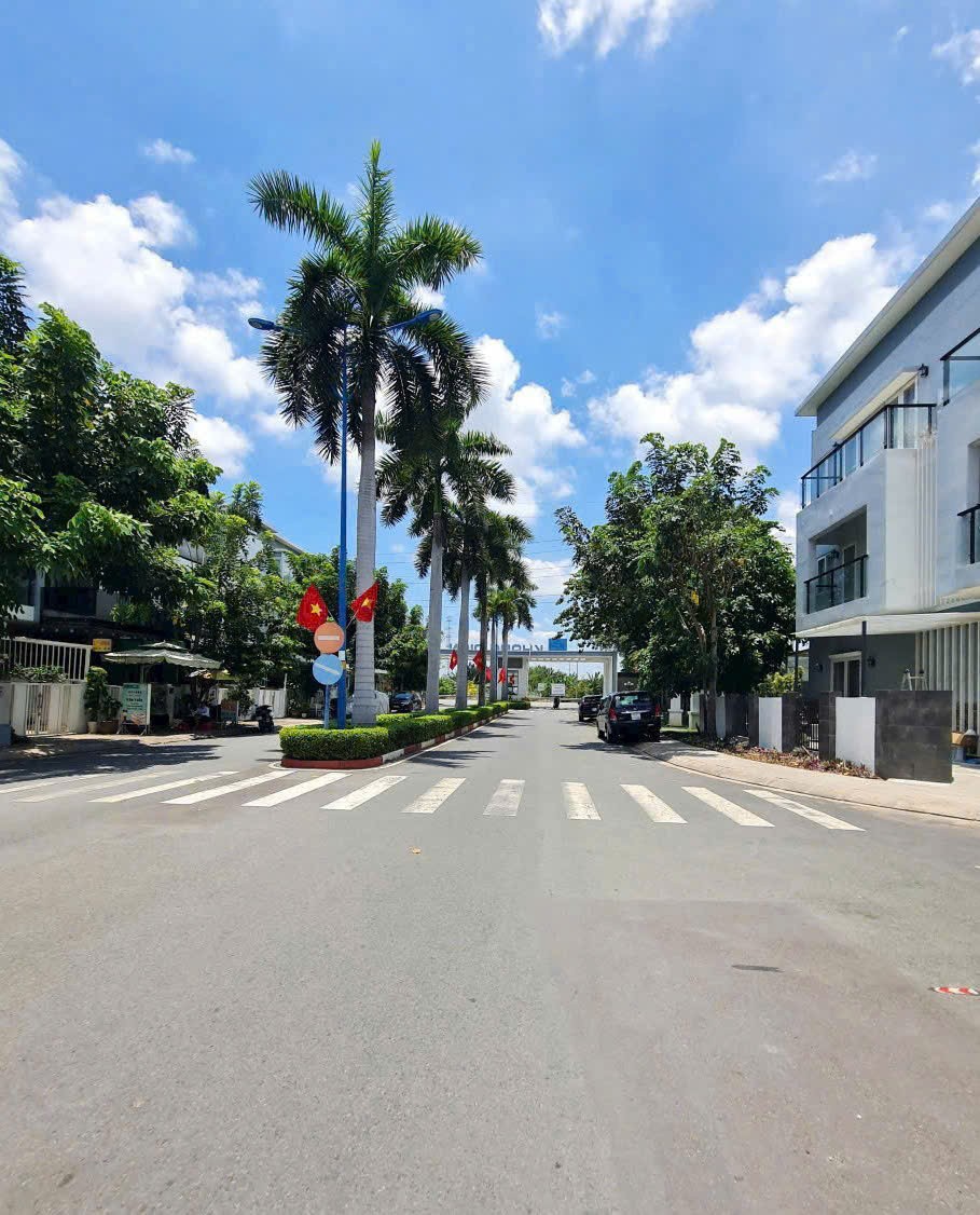 Cần bán Nhà mặt tiền Phường Phú Hữu, Quận 9, Diện tích 75m², Giá 6.9 Tỷ 8