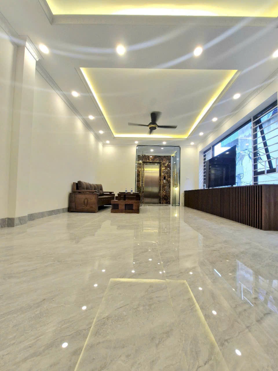 Chính chủ bán 59,3m2 nhà 6 tầng thang máy, ô tô vào, full nội thất xịn, gần hồ Thạch Bàn 7