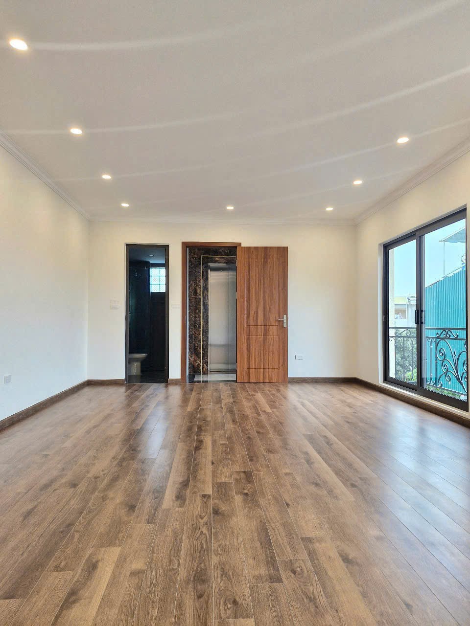 Chính chủ bán 59,3m2 nhà 6 tầng thang máy, ô tô vào, full nội thất xịn, gần hồ Thạch Bàn 13