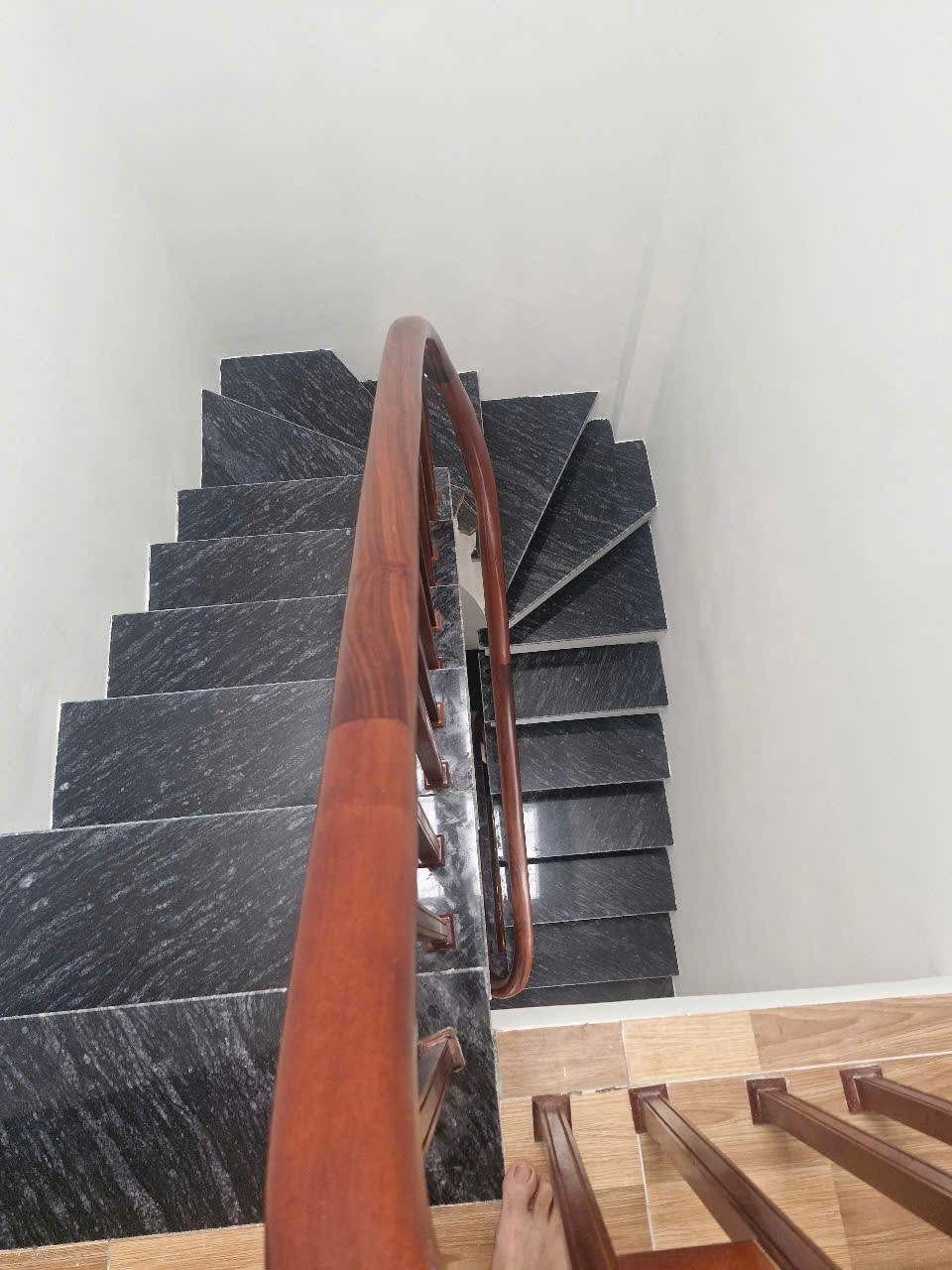 Chính chủ bán 59,3m2 nhà 6 tầng thang máy, ô tô vào, full nội thất xịn, gần hồ Thạch Bàn 15