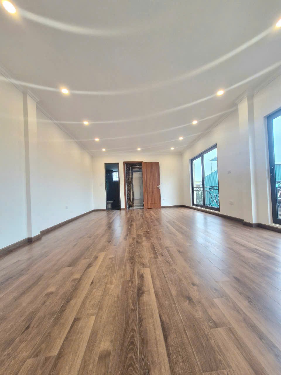 Chính chủ bán 59,3m2 nhà 6 tầng thang máy, ô tô vào, full nội thất xịn, gần hồ Thạch Bàn 10
