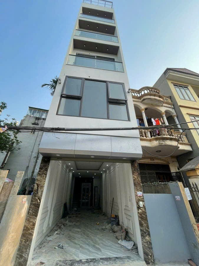 Bán nhà gấp trên phố Huỳnh Tấn Phát, thiết kế hiện đại, gần trung tâm, tiện ích đủ đầy.