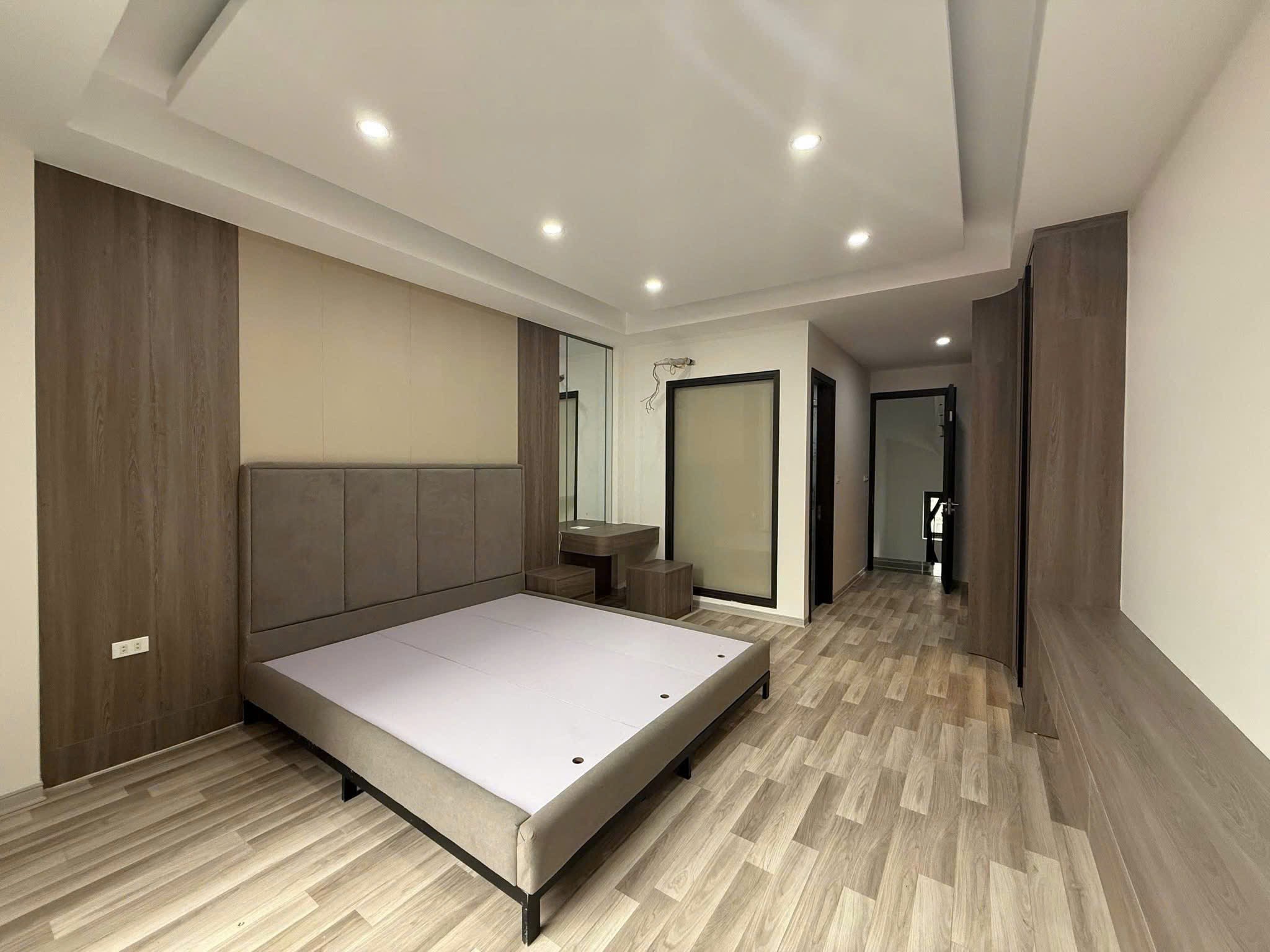 Bán nhà riêng ô tô qua nhà phố Khương Trung 40m, 5 tầng giá 11 tỷ 4