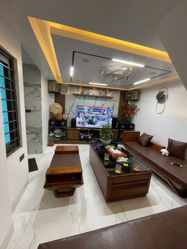 NHÀ MỚI ĐẸP NGÕ RỘNG FULL NỘI THẤT  Nguyễn Văn Cừ 43m2,5 tầng mặt tiền 3.5m, 8 tỷ Long Biên.