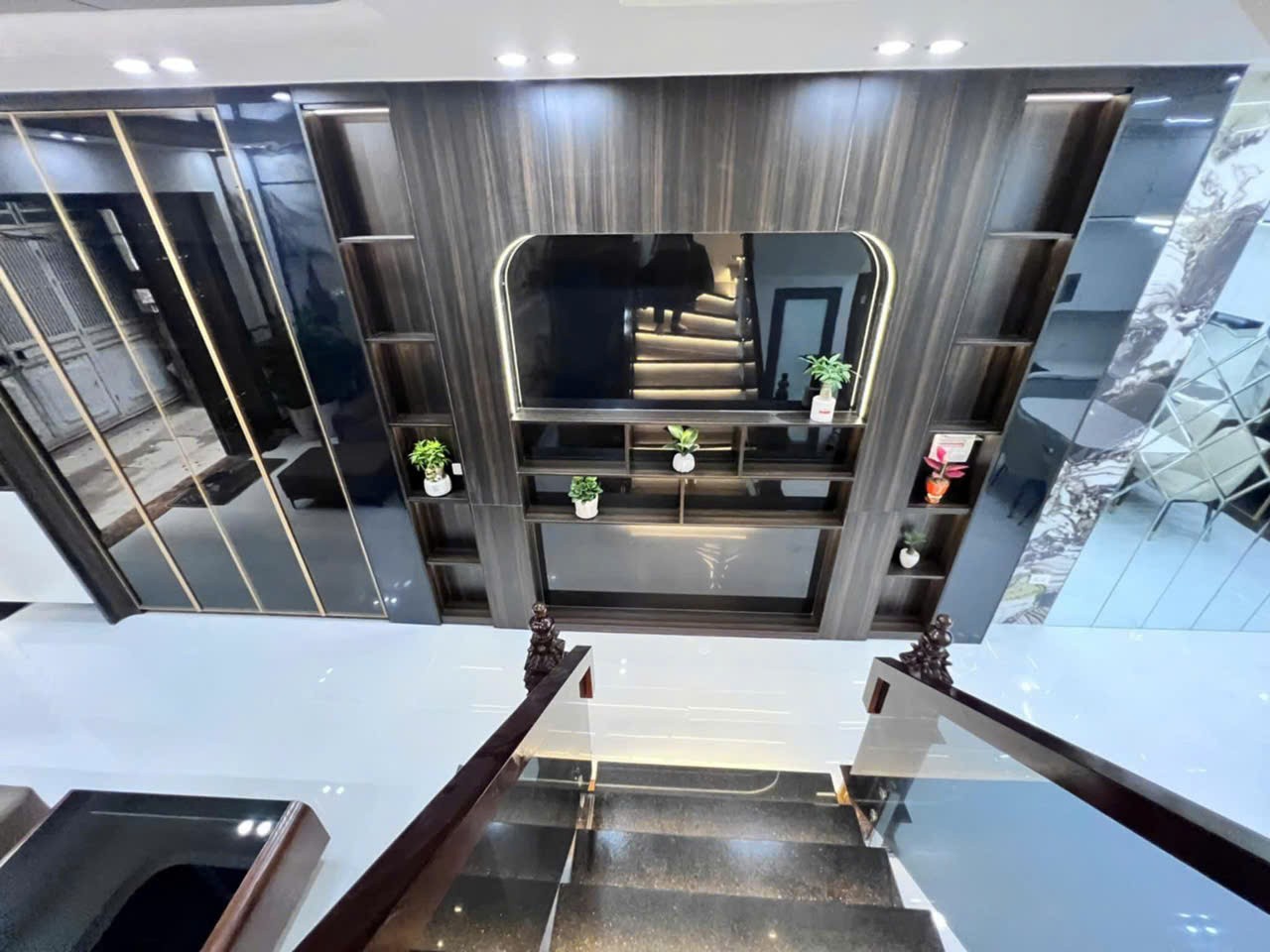 Ô TÔ ĐỖ CỬA - DÂN XÂY CHẮC CHẮN - 4 TẦNG LONG LANH Ở NGAY Lê Trọng Tấn 45m2, 4 tầng, mặt tiền 4m, 3