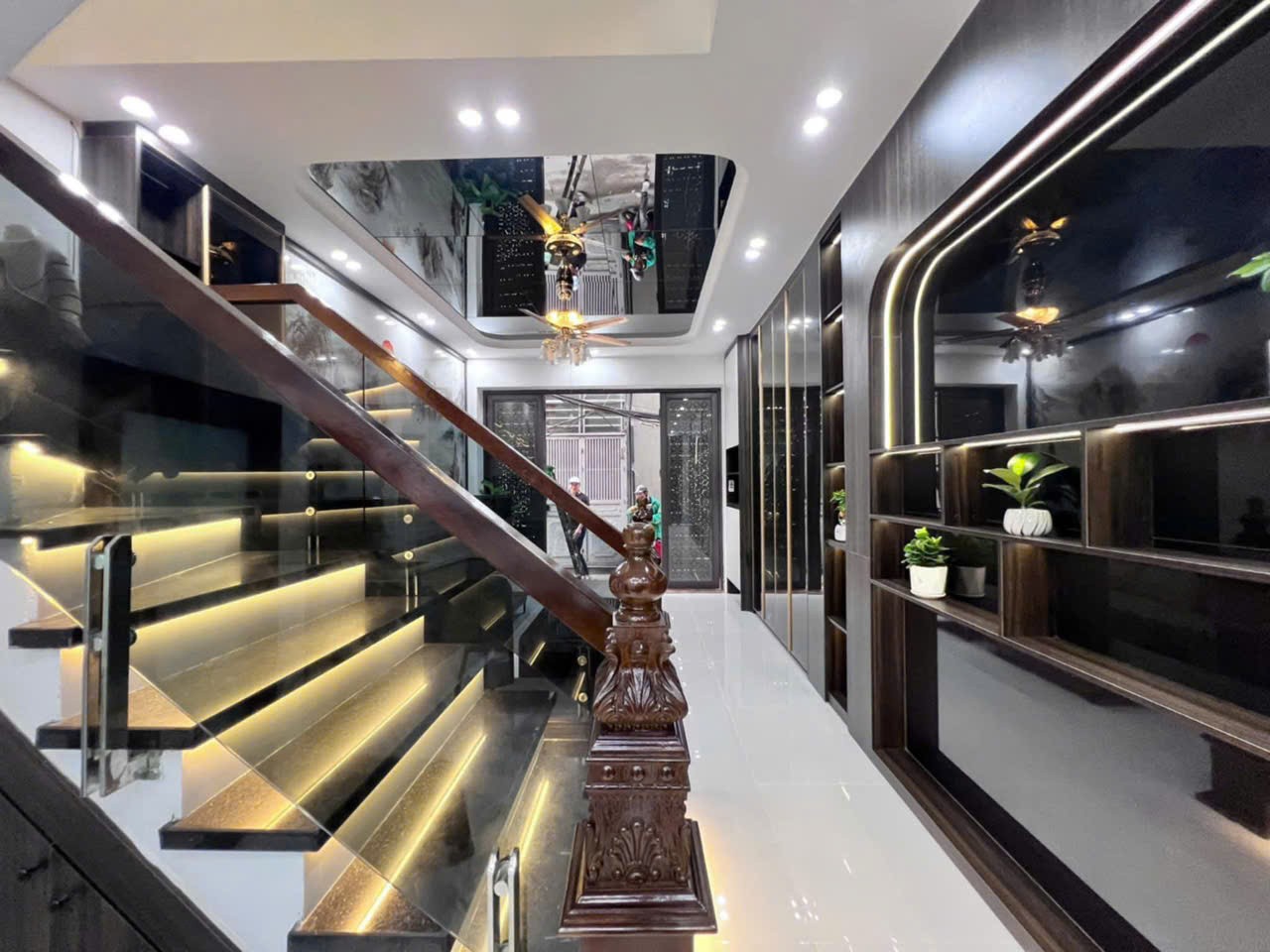 Ô TÔ ĐỖ CỬA - DÂN XÂY CHẮC CHẮN - 4 TẦNG LONG LANH Ở NGAY Lê Trọng Tấn 45m2, 4 tầng, mặt tiền 4m, 4