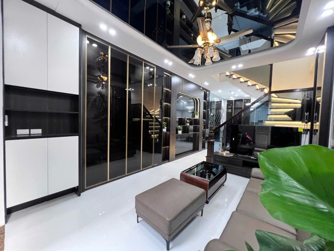 Ô TÔ ĐỖ CỬA - DÂN XÂY CHẮC CHẮN - 4 TẦNG LONG LANH Ở NGAY Lê Trọng Tấn 45m2, 4 tầng, mặt tiền 4m, 5
