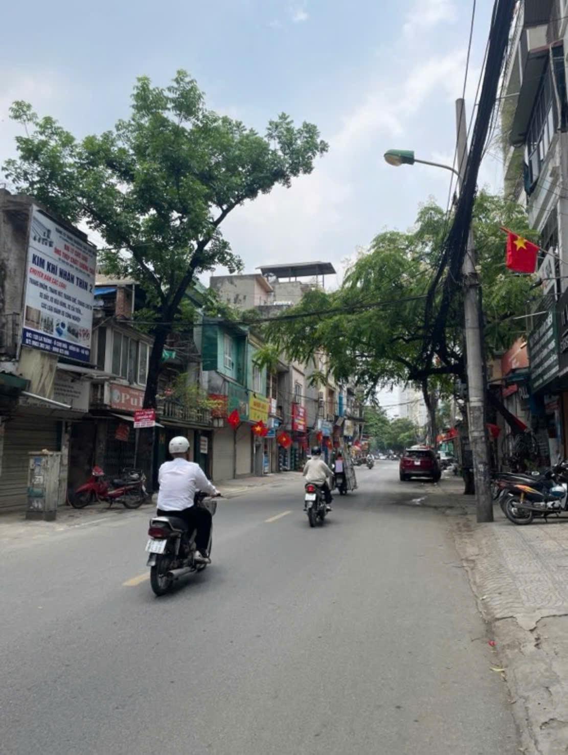 giảm mảnh đất mặt phố ĐÊ LA THÀNH, chỉ hơn 300tr/m, lô góc, mặt tiền 6.6m, gần ngã 5 ô chợ dừa