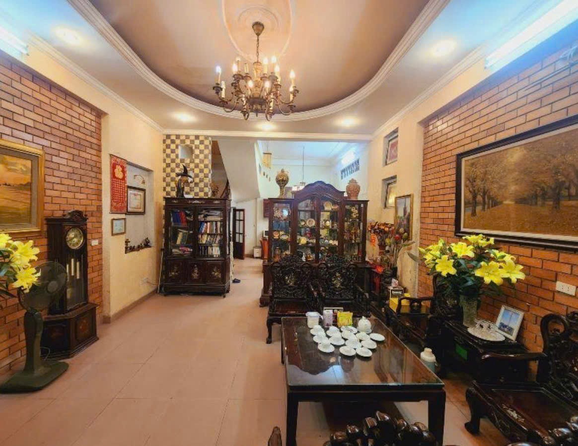 Bán nhà phố Chùa Láng - Phân lô kinh doanh - 2 thoáng trước sau - Gara ô tô 2